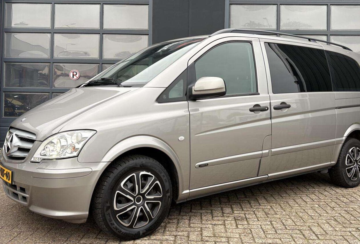 Mercedes-Benz Vito bestelbus voor het pand